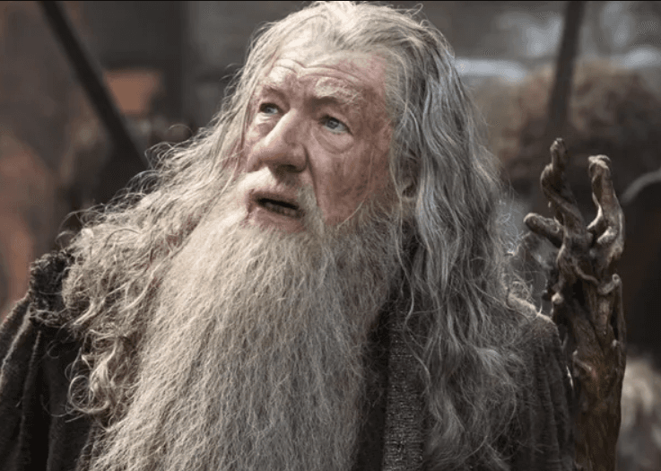 Ian McKellen, Gollum’un Peşinde filminde Gandalf olarak ilk kez gri şapkayla göründü