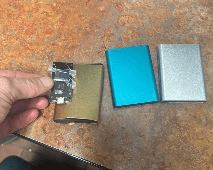 Üç adet 32 TB harici disk aldı, içlerinden microSD kart çıktı!