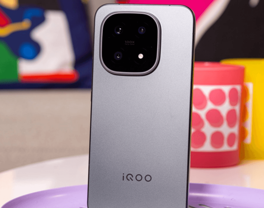 iQOO 16 sızıntısı: 165 Hz ekran, 8.500 mAh batarya ve yeni tasarım