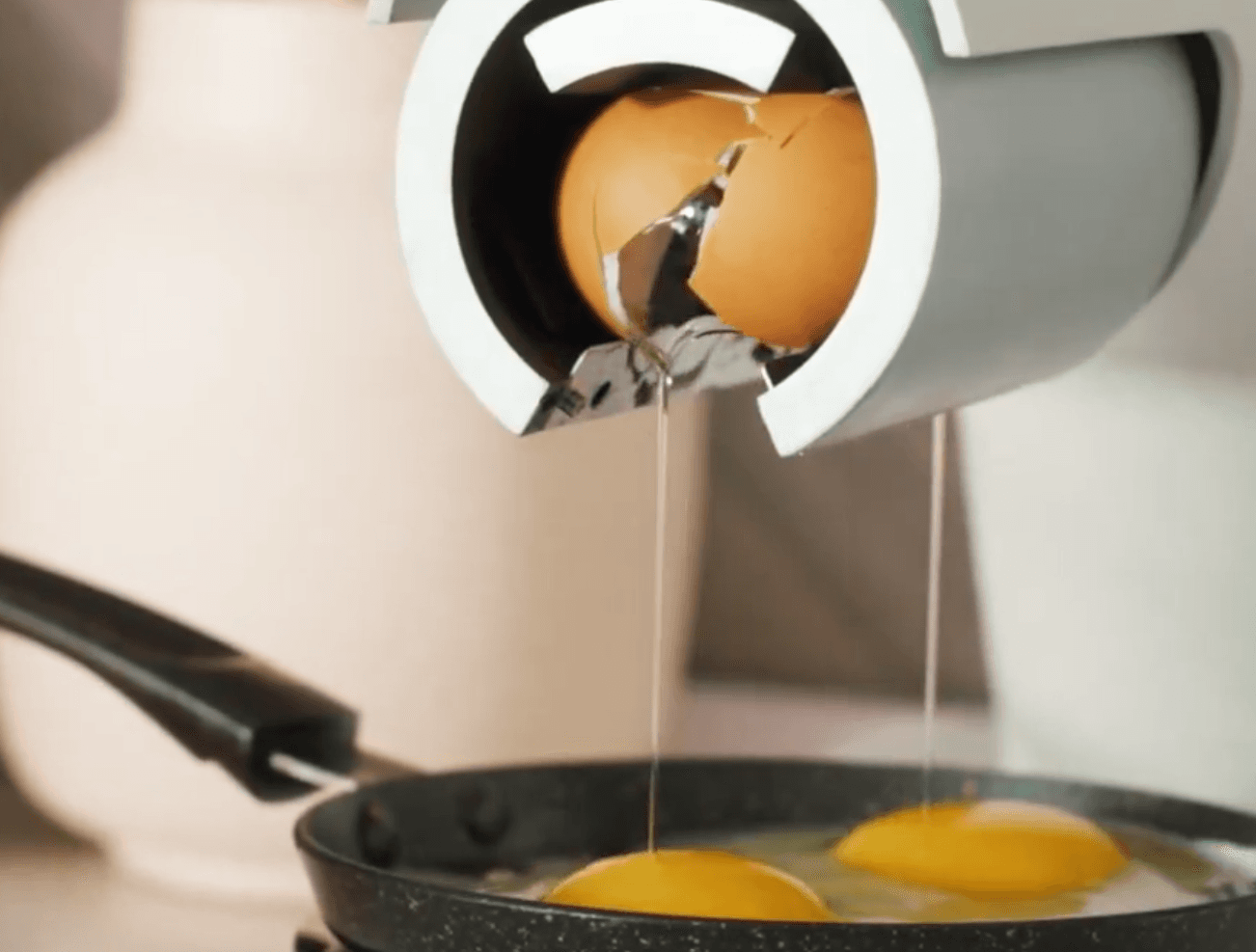 400 dolarlık yumurta robotu tartışma yarattı! Basit bir işi otomatikleştiren cihaz Kickstarter'da