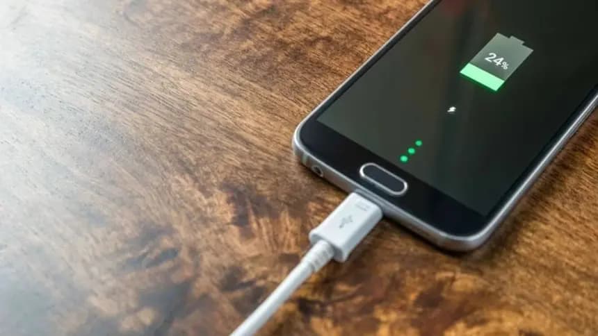 Başucundaki tehlike: Telefonu yatakta şarj etmenin riskleri