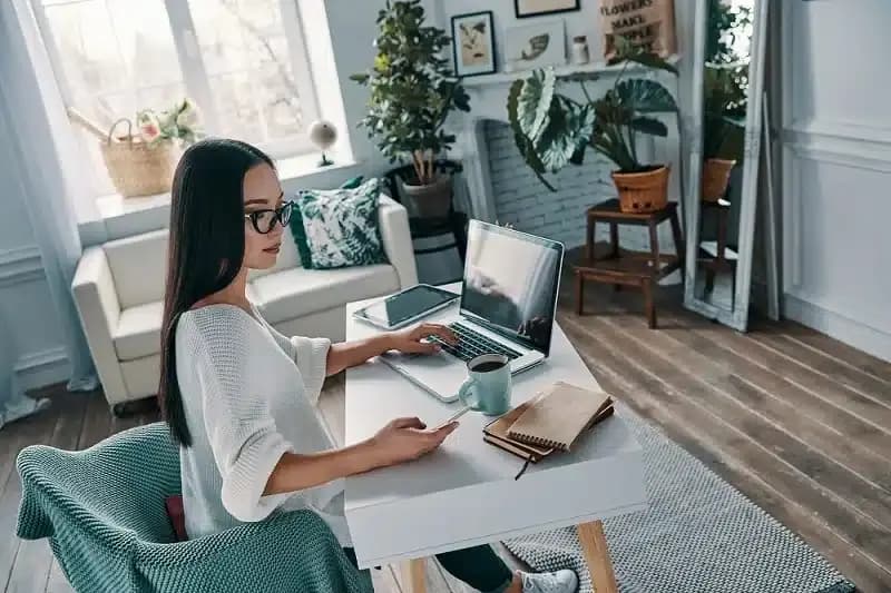 Evde Çalışırken Verimliliği Artıran Teknoloji Araçları Nelerdir?