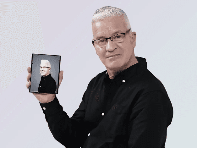 Samsung Yeni Zelanda’da başka bir Tim Cook’u Fold 8 reklamına çıkardı