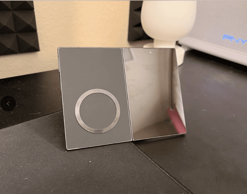 Galaxy Z Fold 8 kullanıcısı, telefon düz dursun diye kameraları söktü
