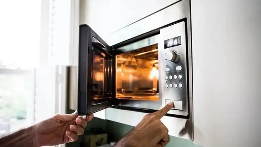 Eşyalarında bir sırrı var! Mikrodalga neden dönerek çalışır?