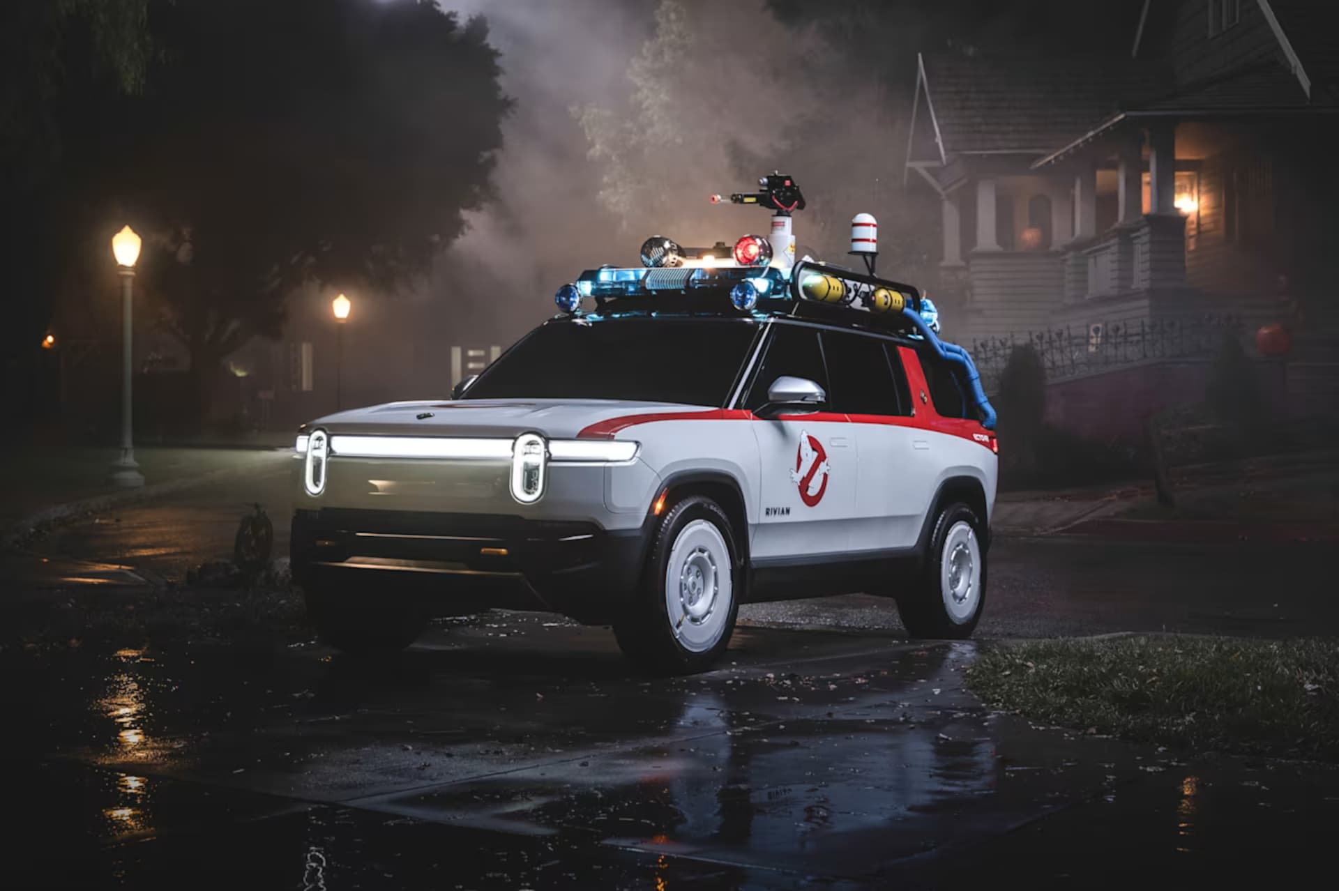 Rivian'dan Cadılar Bayramına Özel Hayalet Avcıları Güncellemesi: Elektrikli Araçlar 2 Kasım'a Kadar Ecto-1'e Dönüşüyor