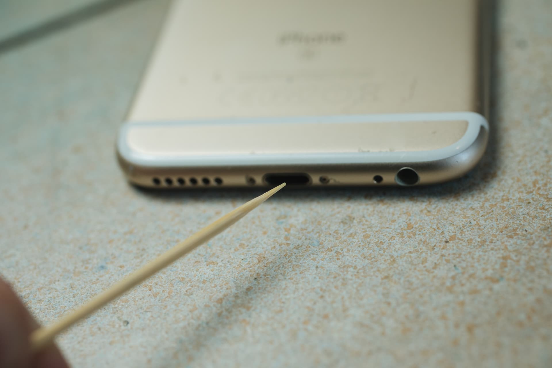 iPhone Şarj Almıyordu, Basit Bir Yöntemle Sorunu Anında Çözdüm