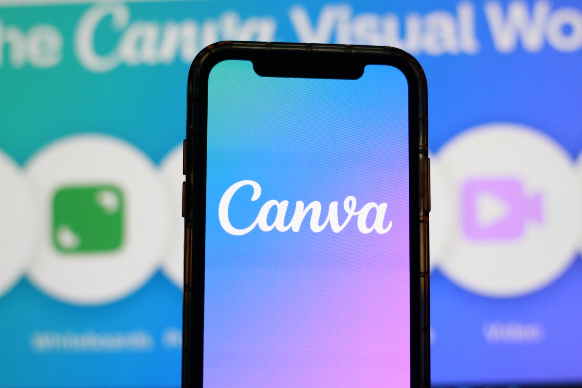 Canva, Tasarımcılar İçin Kendi Yapay Zeka Görsel Modelini Yayınladı