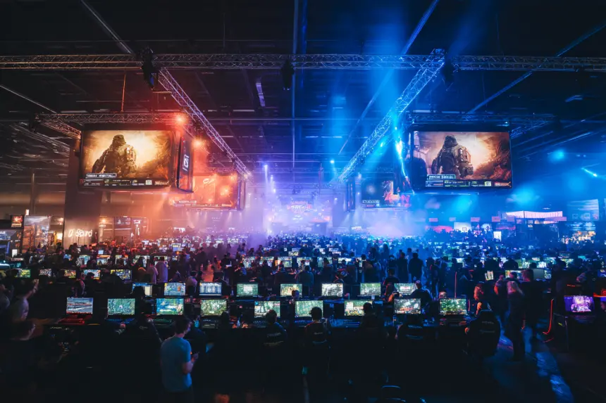 pala_A_large-scale_esports_festival_interior_at_DreamHack_Bir_ffbc6ef4-2ce0-486e-9a10-2eefd8a17aa8_1