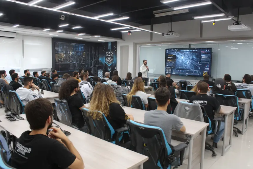 pala_niversite_amfisinde_e-spor_odakl_ders_sahnesi_byk_ekranl_040cf097-813b-4a56-b53b-0c99bfa3585c_3