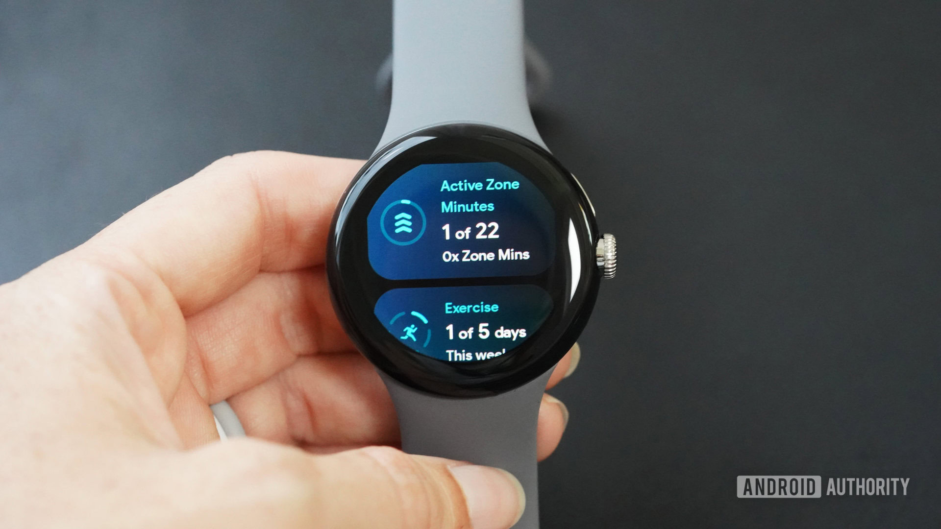 Google Pixel Watch, kullanıcının Fitbit Aktif Bölge Dakikalarını görüntüler.