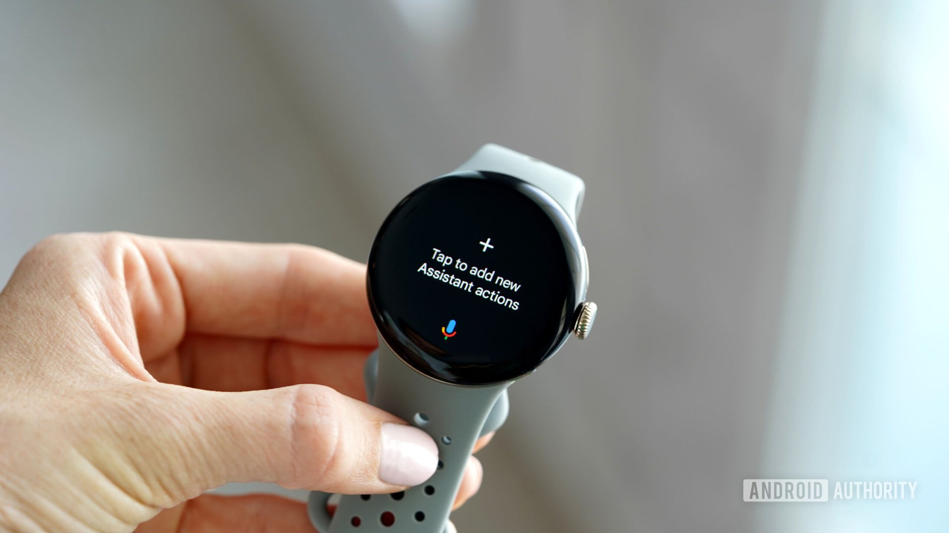 Google Pixel Watch 2, Asistan kutucuğunu görüntüler.