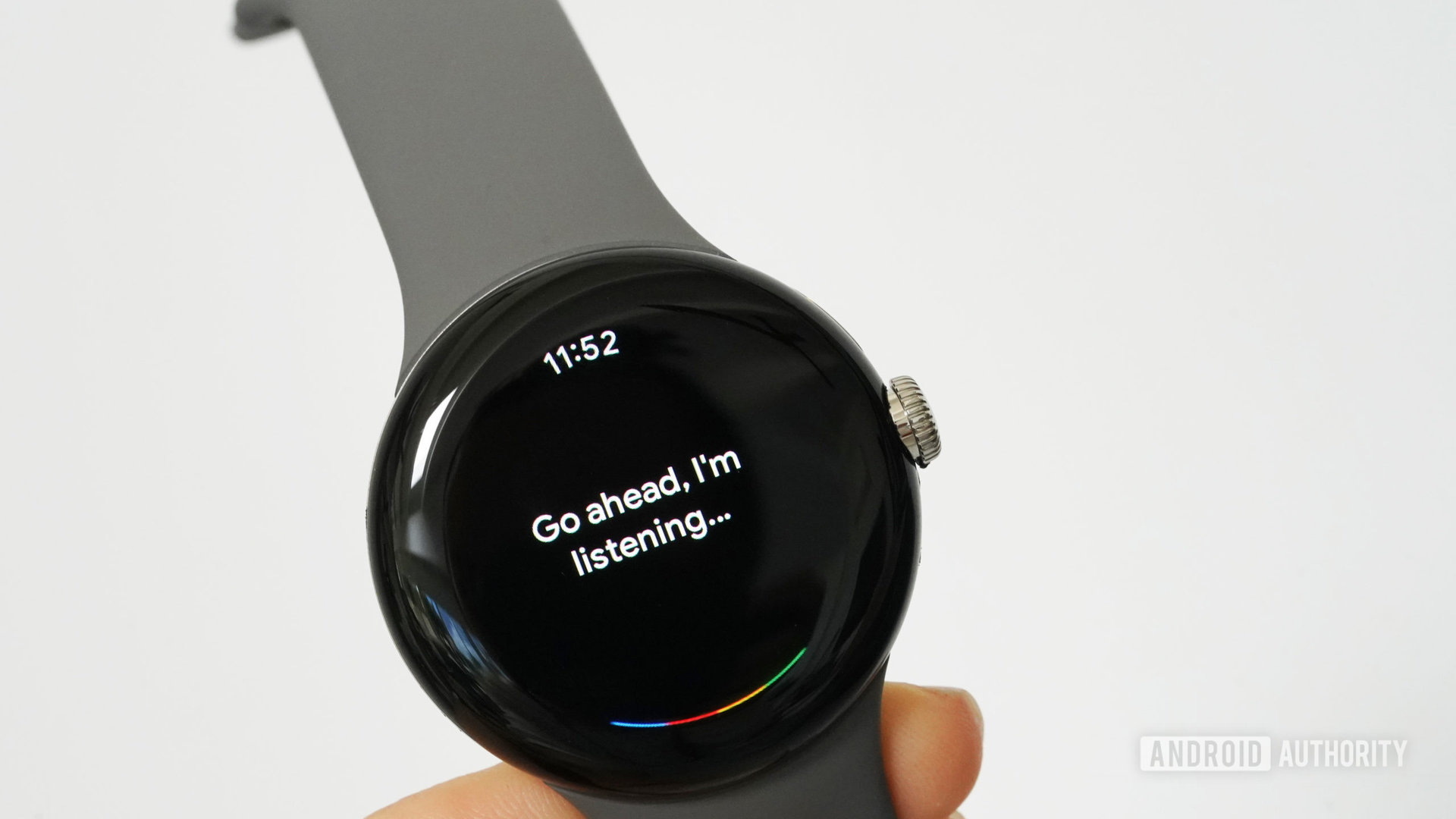 Google Pixel Watch, Google Asistan'ı görüntüler.