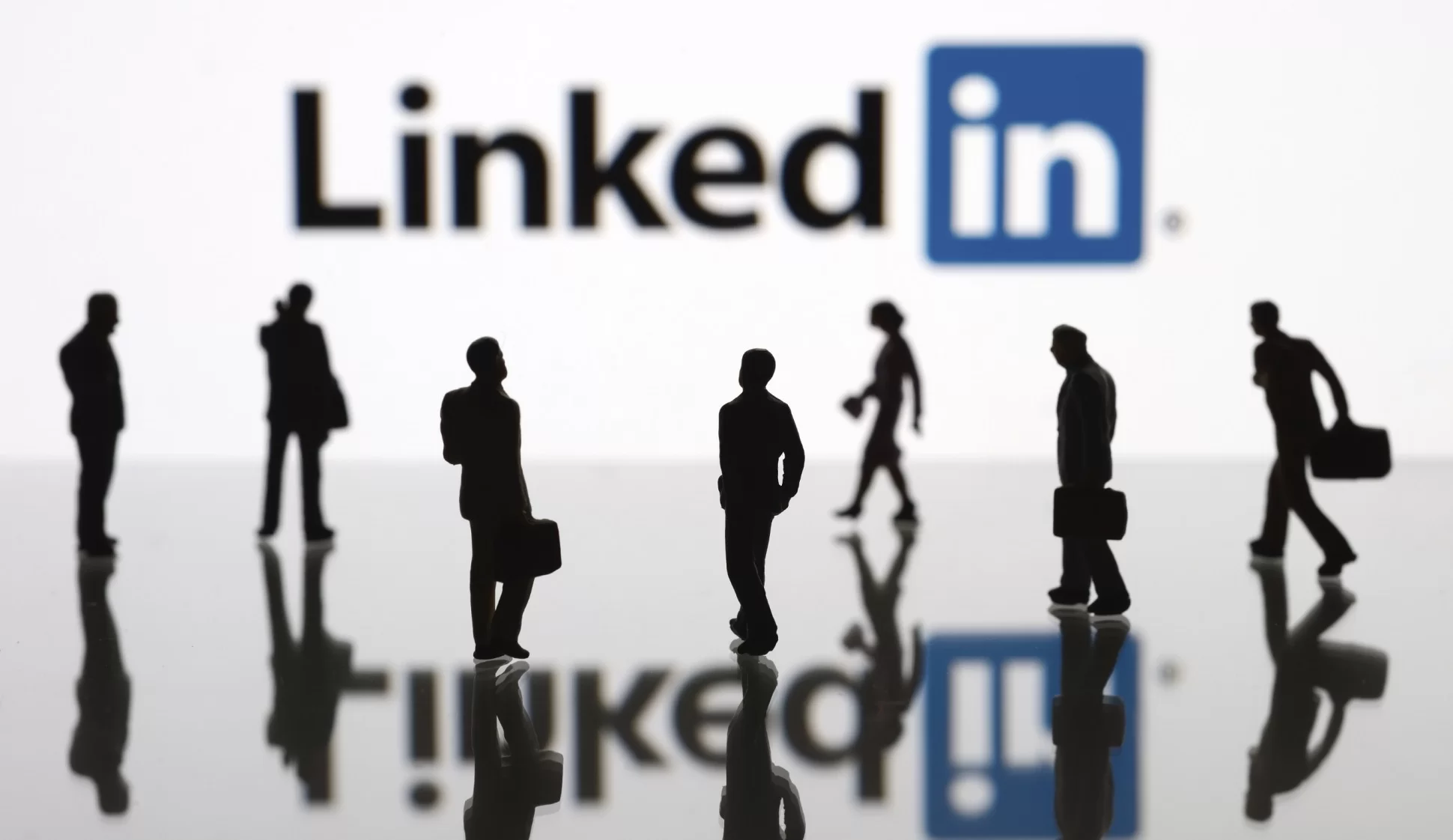 LinkedIn-Logosu-ve-Insan-Figurleri