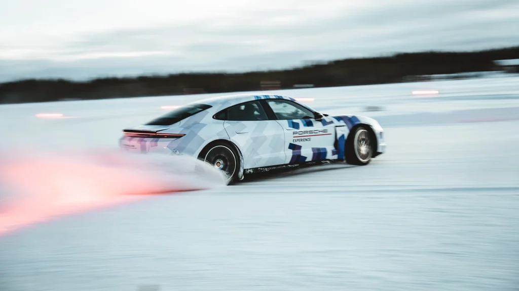 Porsche-Otomobil-Buz-Uzerinde-Drift-Resmi