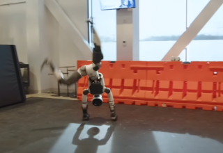 Boston Dynamics’in İnsansı Robotu Atlas, Breakdance Yapmayı ve Çift Takla Atmayı Başardı